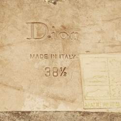 مملوكة مسبقًا صندل سلايد إصبع ديور جلد ذهبي مزين شعار الماركة سي دي مقاس 37