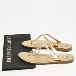 مملوكة مسبقًا صندل سلايد إصبع ديور جلد ذهبي مزين شعار الماركة سي دي مقاس 37