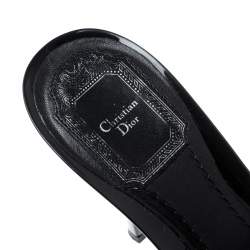 مملوكة مسبقًا صندل ديور سلايد مقدمة مفتوحة تفاصيل إبزيم جلد لامع مبطن أسود مقاس 37.5