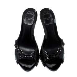 مملوكة مسبقًا صندل ديور سلايد مقدمة مفتوحة تفاصيل إبزيم جلد لامع مبطن أسود مقاس 37.5