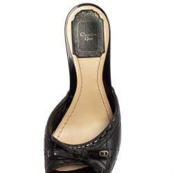 مملوكة مسبقًا صندل ديور مقدمة مفتوحة تفاصيل فيونكة جلد لامع وجلد أسود مقاس 36