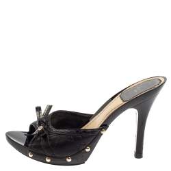 مملوكة مسبقًا صندل ديور مقدمة مفتوحة تفاصيل فيونكة جلد لامع وجلد أسود مقاس 36