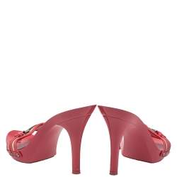 مملوكة مسبقًا صندل سلايد ديور مزخرف بشعار جلد وكانفاس وردي / أبيض مقاس 40