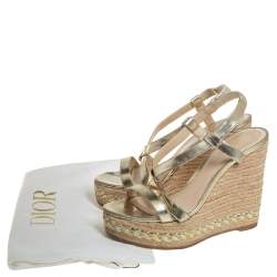 مملوكة مسبقًا صندل ديور إسبدريل كعب روكي سيور متعاكسة جلد لامع ذهبي ميتاليك مقاس 38