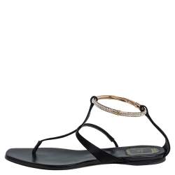 مملوكة مسبقًا صندل فلات ديور ساتان أسود بسير حرف تي مزخرف مقاس 39