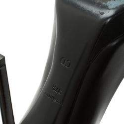 مملوكة مسبقًا حذاء كعب عالي ديور جلد أسود وسويدي أزرق بن�قشة وردة ومقدمة مفتوحة ونعل سميك مقاس 37.5