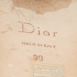 Pre Owned صندل فلات ديور جلد ميتالك فضي مزخرف كريستال سير حرف تي مقاس 39