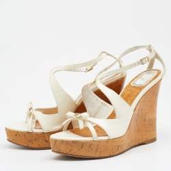 مملوكة مسبقًا صندل ديور جلد أوف وايت لامع كعب روكي فينيل نعل سميك مقاس 39.5