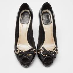 مملوكة مسبقًا حذاء كعب عالي ديور جلد أسود لامع مقدمة مفتوحة فيونكة مزين بسلسلة مقاس 39