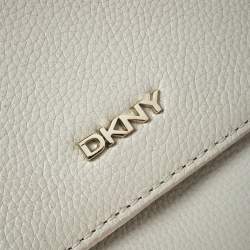 Pre Owned حقيبة كتف دي كي أن واي مظروف جلد كريمية