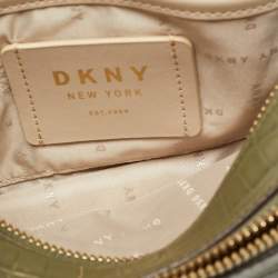 مملوكة مسبقًا حقيبة كروس دي كيه إن واي جلد منقوش بزخرفة التمساح أخضر زيتوني بسحاب مزدوج