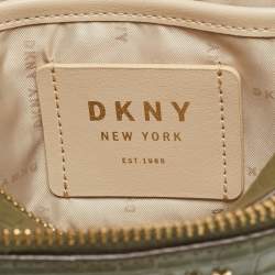 مملوكة مسبقًا حقيبة كروس دي كيه إن واي جلد منقوش بزخرفة التمساح أخضر زيتوني بسحاب مزدوج