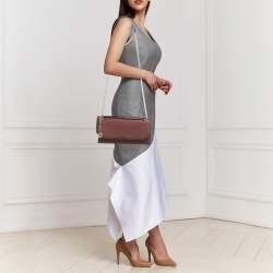 مملوكة مسبقًا حقيبة دي كي إن واي برينت جلد أحمر داكن بسلسلة وقفل مغلف