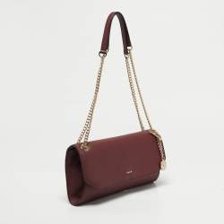 مملوكة مسبقًا حقيبة دي كي إن واي برينت جلد أحمر داكن بسلسلة وقفل مغلف