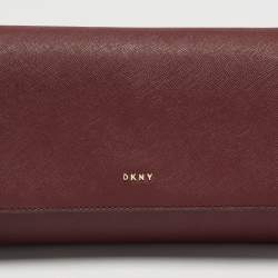 مملوكة مسبقًا حقيبة دي كي إن واي برينت جلد أحمر داكن بسلسلة وقفل مغلف