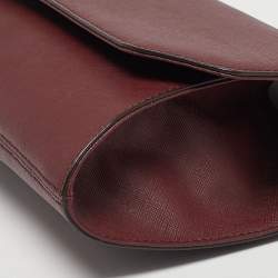 مملوكة مسبقًا حقيبة دي كي إن واي برينت جلد أحمر داكن بسلسلة وقفل مغلف