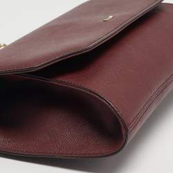 مملوكة مسبقًا حقيبة دي كي إن واي برينت جلد أحمر داكن بسلسلة وقفل مغلف