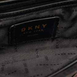 مملوكة مسبقًا حقيبة دي كي إن واي برينت جلد أحمر داكن بسلسلة وقفل مغلف