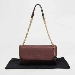 مملوكة مسبقًا حقيبة دي كي إن واي برينت جلد أحمر داكن بسلسلة وقفل مغلف