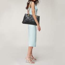 مملوكة مسبقًا حقيبة يد دي كي إن واي سوداء جلد مبطنة بسلسلة