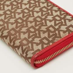 Pre Owned محفظة كونتيننتال دي كاي إن واي قماش بيج/أحمر بنمط مونوغرام بسحاب