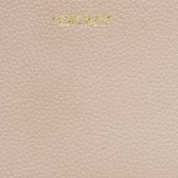 مملوكة مسبقًا محفظة دي كي إن واي جلد وردي فاتح بسحاب ملتف كبير الحجم