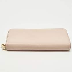 مملوكة مسبقًا محفظة دي كي إن واي جلد وردي فاتح بسحاب ملتف كبير الحجم