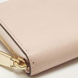 مملوكة مسبقًا محفظة دي كي إن واي جلد وردي فاتح بسحاب ملتف كبير الحجم