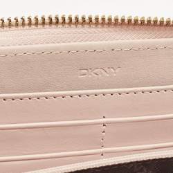 مملوكة مسبقًا محفظة دي كي إن واي جلد وردي فاتح بسحاب ملتف كبير الحجم