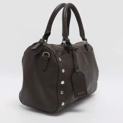 Pre Owned حقيبة بوسطن دي كي أن واي جلد رمادي �مُزينة بالمسامير