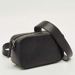 Pre Owned حقيبة كاميرا دي كي إن واي جلد أسود بنقشة شعار بارز