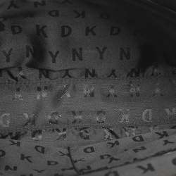 Pre Owned حقيبة كروس دي كيه إن واي جلد منقوش بأسلوب جلد التمساح باللون الأسود