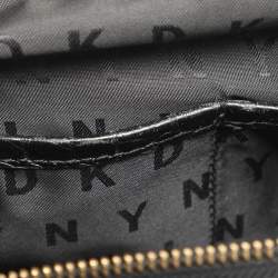 Pre Owned حقيبة كروس دي كيه إن واي جلد منقوش بأسلوب جلد التمساح باللون الأسود