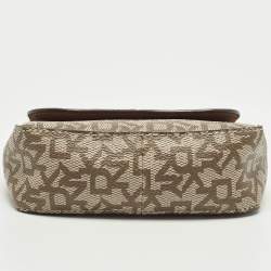 مملوكة مسبقًا حقيبة كروس صغيرة سلسلة دي كيه إن واي قماش مطلي بنقشة بنية/بيج وجلد سافيانو