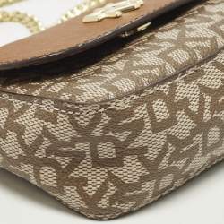 مملوكة مسبقًا حقيبة كروس صغيرة سلسلة دي كيه إن واي قماش مطلي بنقشة بنية/بيج وجلد سافيانو