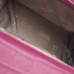 Pre Owned حقيبة كروس دي كيه إن واي "إليسا" بي في سي منقوشة بشكل تمساح فوشيا