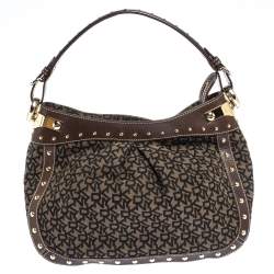 مملوكة مسبقًا حقيبة هوبو دي كيه إن واي مرصعة جلد و كانفاس مطبوع بشعار الماركة بني و أسود 