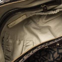 مملوكة مسبقًا حقيبة هوبو دي كيه إن واي مرصعة جلد و كانفاس مطبوع بشعار الماركة بني و أسود 