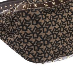 مملوكة مسبقًا حقيبة هوبو دي كيه إن واي مرصعة جلد و كانفاس مطبوع بشعار الماركة بني و أسود 