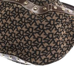 مملوكة مسبقًا حقيبة هوبو دي كيه إن واي مرصعة جلد و كانفاس مطبوع بشعار الماركة بني و أسود 