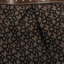 مملوكة مسبقًا حقيبة هوبو دي كيه إن واي مرصعة جلد و كانفاس مطبوع بشعار الماركة بني و أسود 