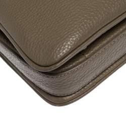 مملوكة مسبقًا حقيبة كروس دي كيه إن واي سحاب أمامي جلد بني 