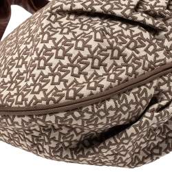 Pre Owned حقيبة هوبو دي كيه إن واي جلد و كانفاس مطبوع شعار الماركة بيج و بني