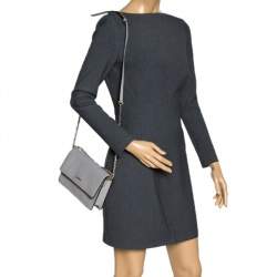 مملوكة مسبقًا حقيبة كتف دي كيه إن واي سلسلة جلد رصاصي