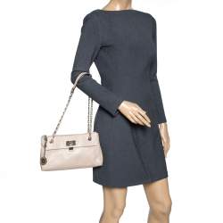 مملوكة مسبقًا DKNY Nude Beige Leather Lock Chain Shoulder Bag