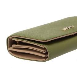 مملوكة مسبقًا محفظة دي كيه إن واي كومباكت ثلاثية الطية جلد أخضر