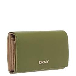 مملوكة مسبقًا محفظة دي كيه إن واي كومباكت ثلاثية الطية جلد أخضر