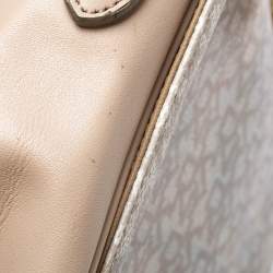 Pre Owned حقيبة كتف دي كيه أن واي قلاب كانفاس مقوى مطبوع شعار الماركة و جلد أبيض و بيج