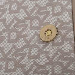 Pre Owned حقيبة كتف دي كيه أن واي قلاب كانفاس مقوى مطبوع شعار الماركة و جلد أبيض و بيج