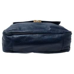 مملوكة مسبقًا حقيبة دي كي إن واي جلد أزرق سوفت بجيب أمامي وسلسلة